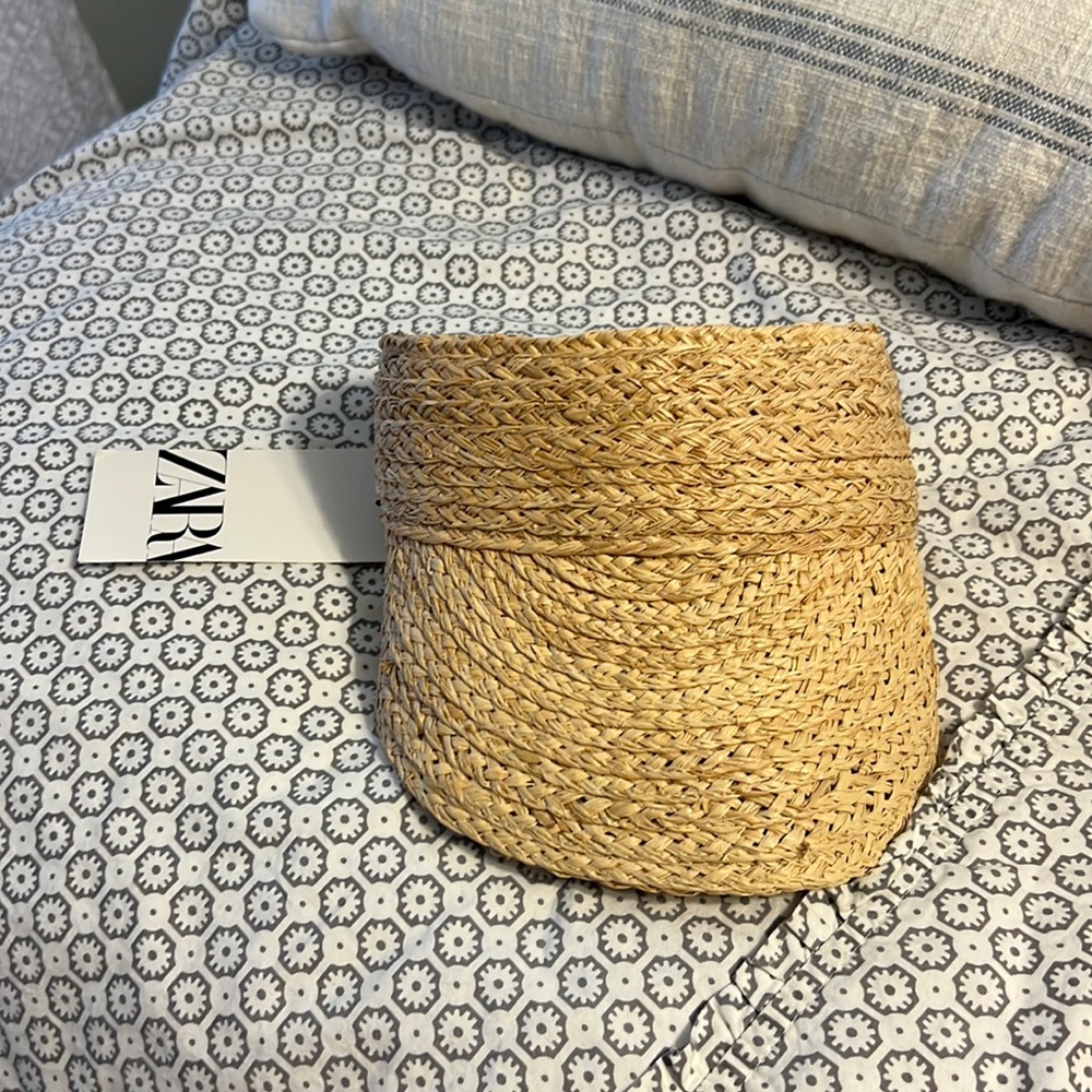 Zara Packable straw visor from Zara. NWT